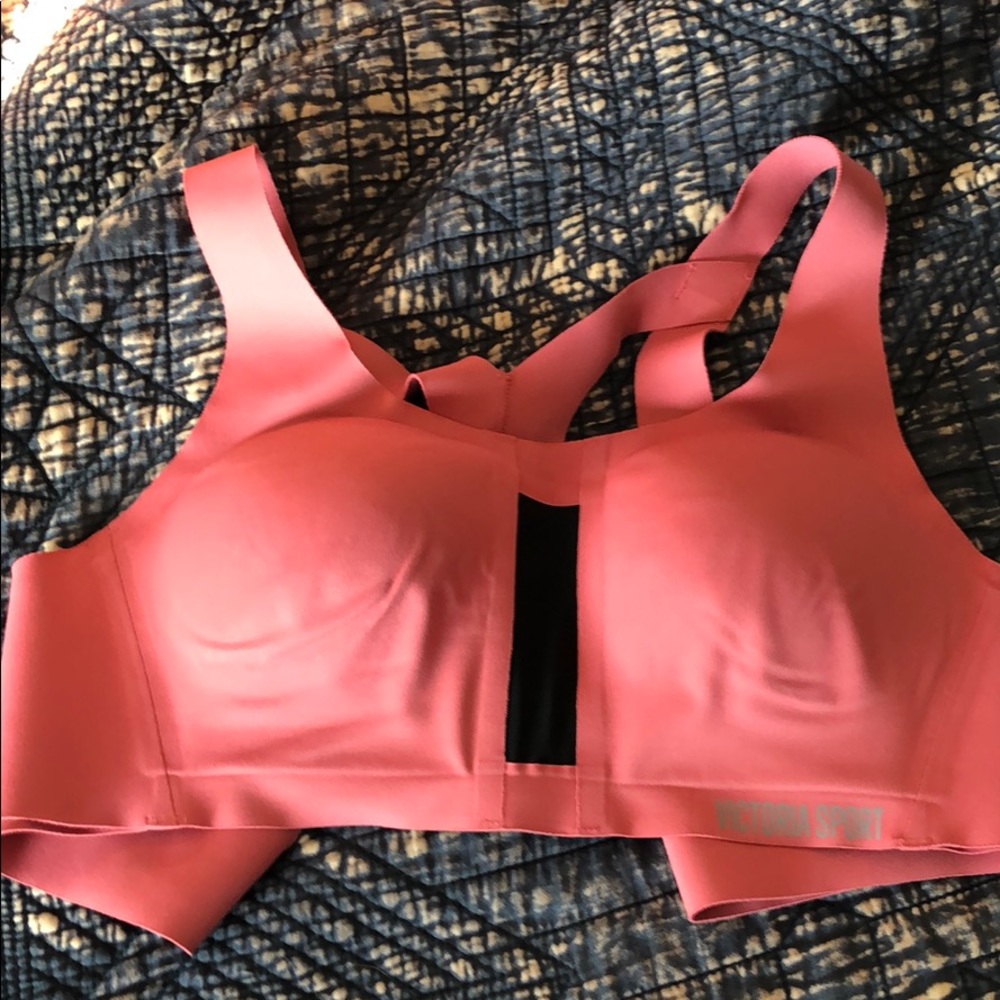 Victoria Sport bra molded cups 34B